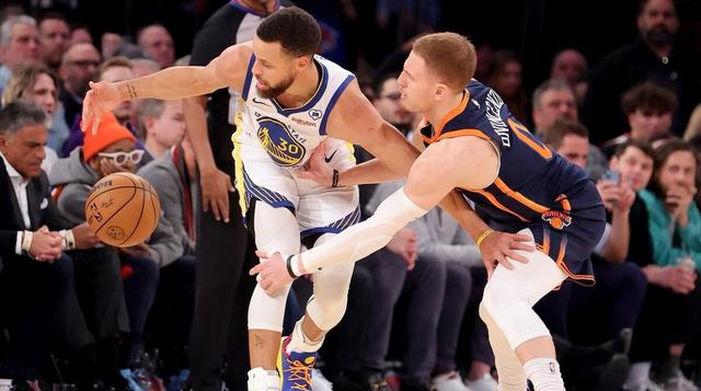 勇士大胜尼克斯：库里的三分帮助球队取得胜利的简单介绍