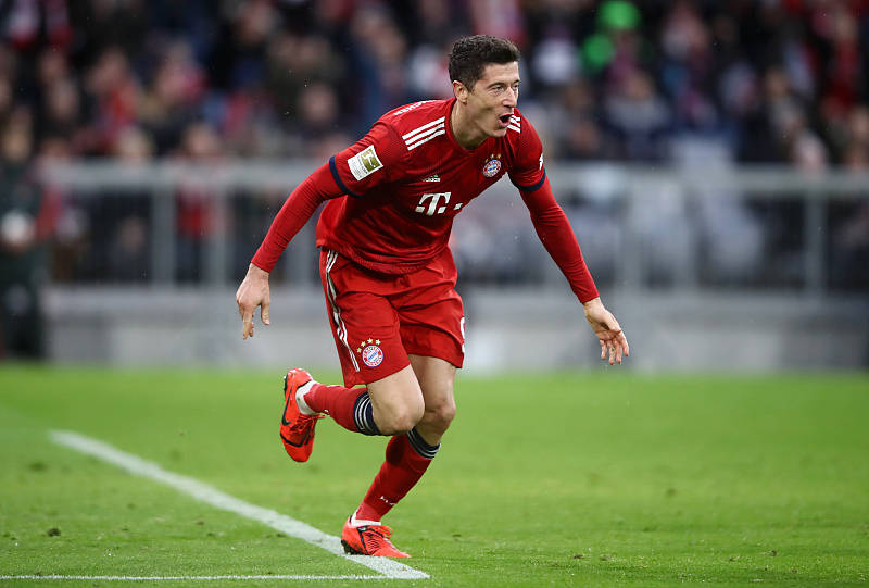 包含沃尔夫斯堡客场胜出，领先对手一步的词条