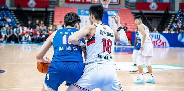 广州队主场大胜，晋级季后赛