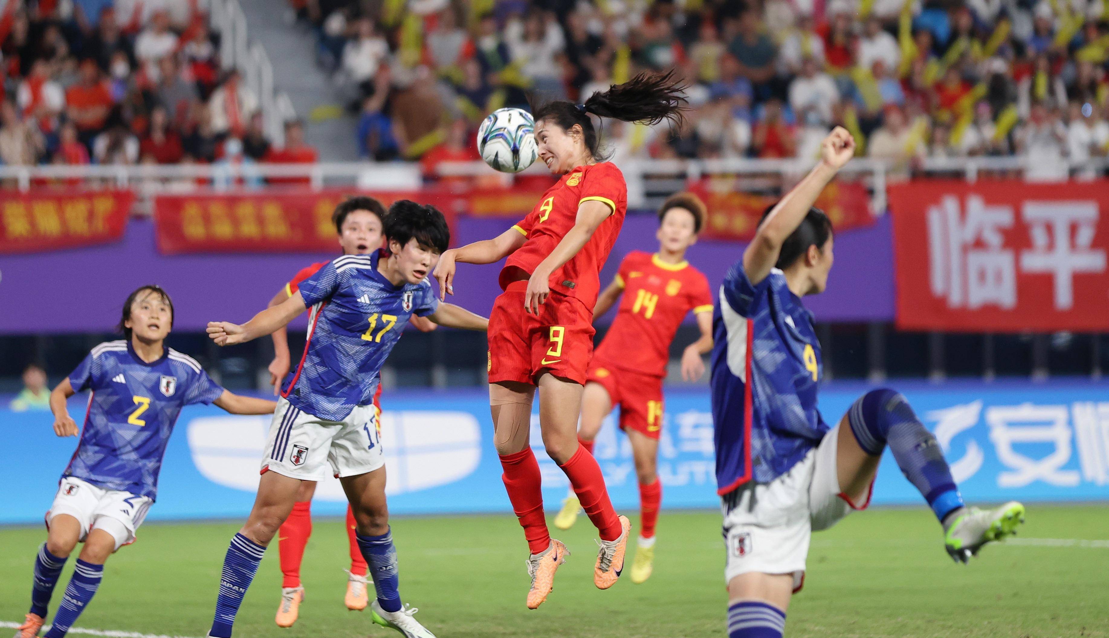 足球赛场上的女性们，展现出色技艺