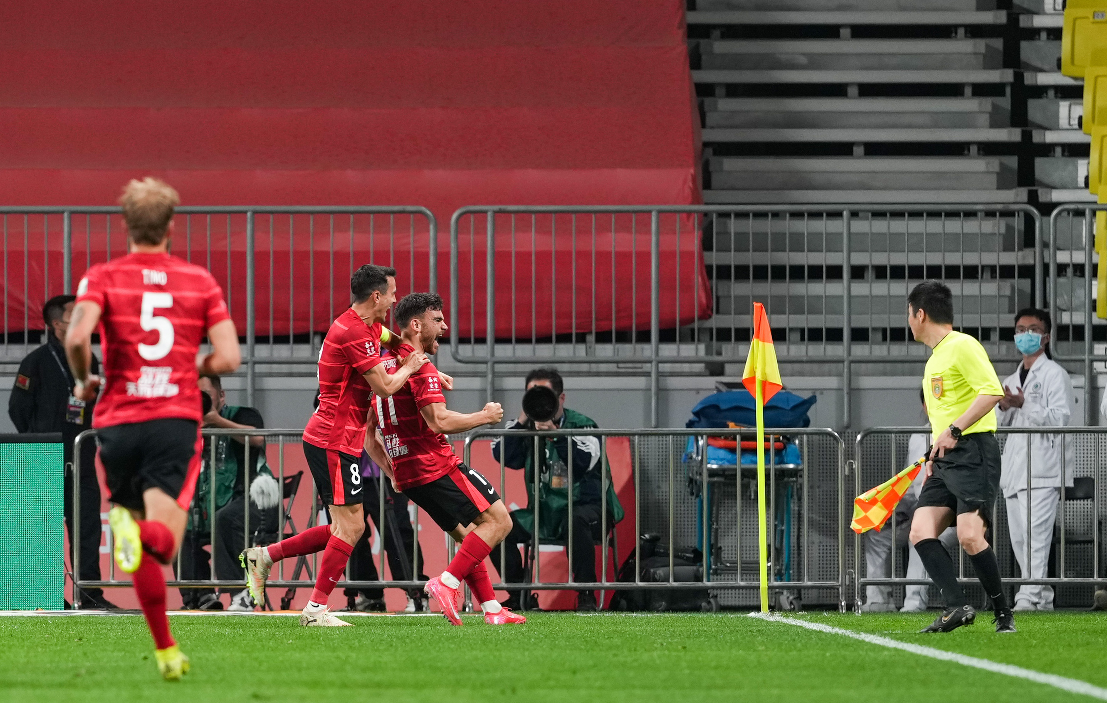 国内足球锦标赛精彩对决接连上演