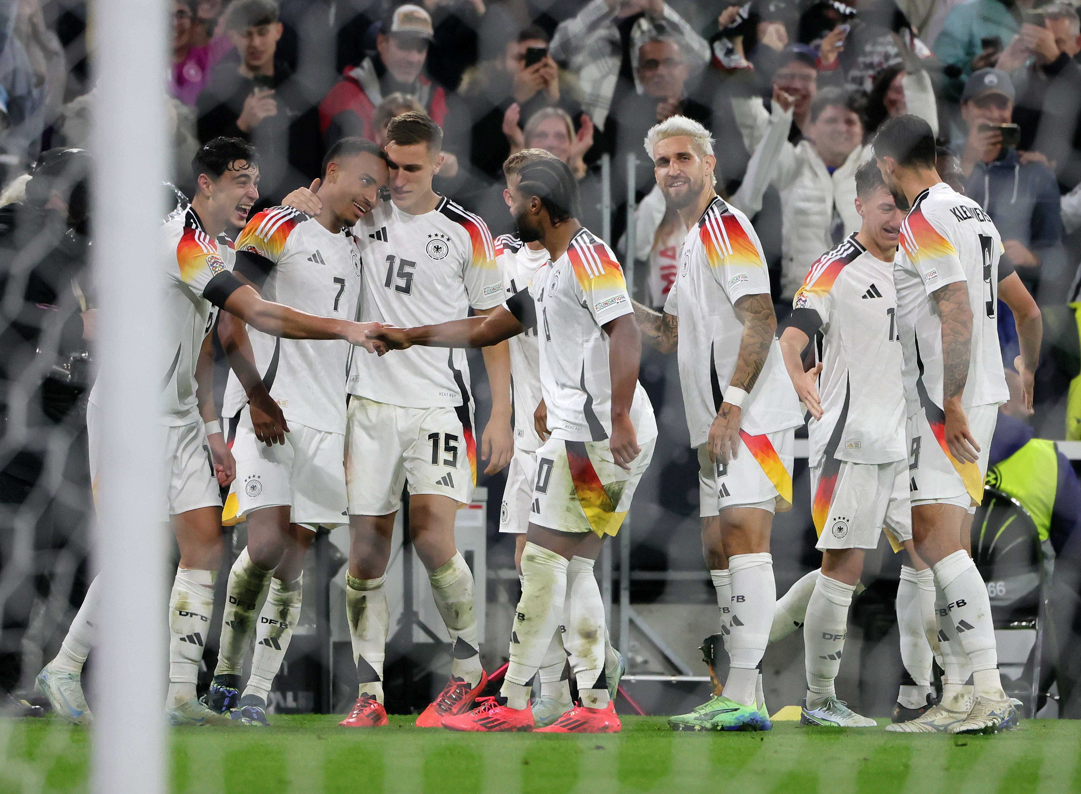 包含荷兰队主场告负，丢掉关键胜点的词条