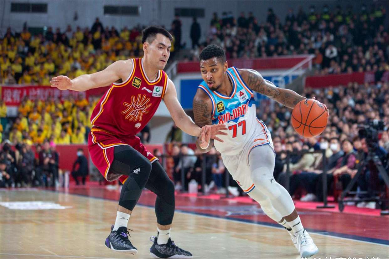 新疆男篮队员合力拯救比赛，最终赢得胜利