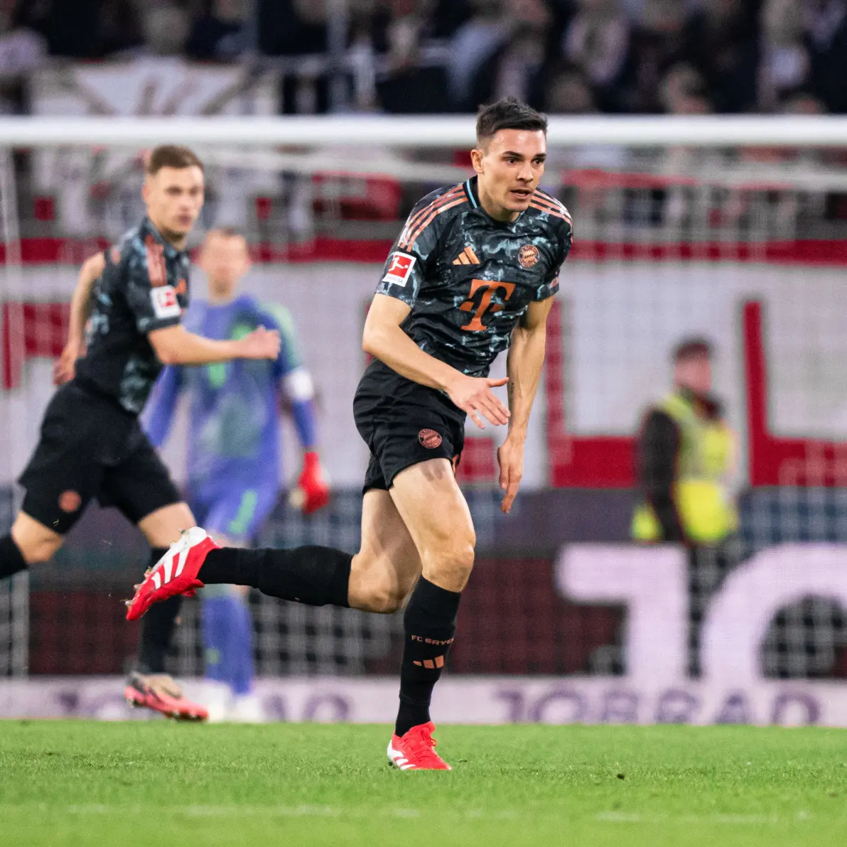 九游体育在线登录-阿森纳教练组考察弗赖堡球员，或有意引进