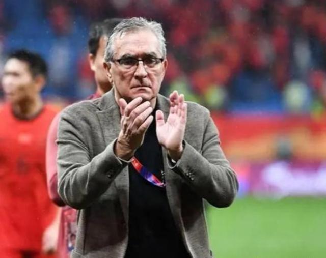 九游体育网页版入口-球队主教练突然宣布辞职，引发球迷热议