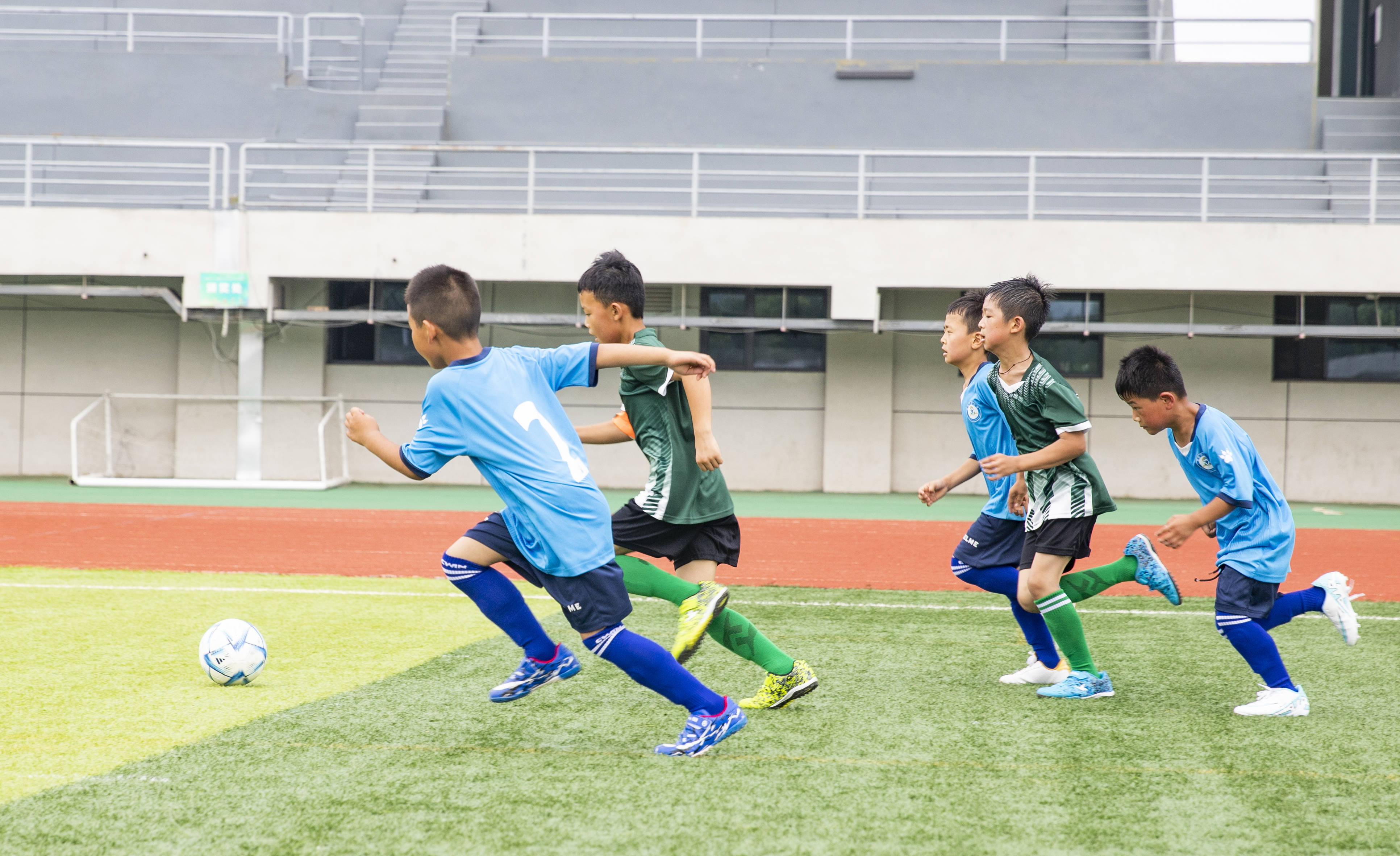 足球赛场精彩绝伦，比赛结果扣人心弦的简单介绍