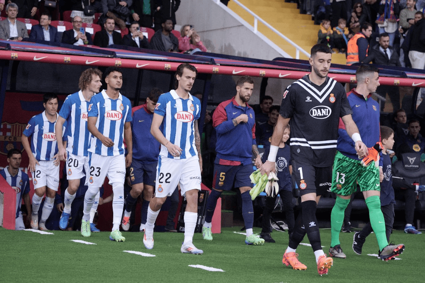 包含冲刺冠军榜首，球队展现超强实力的词条