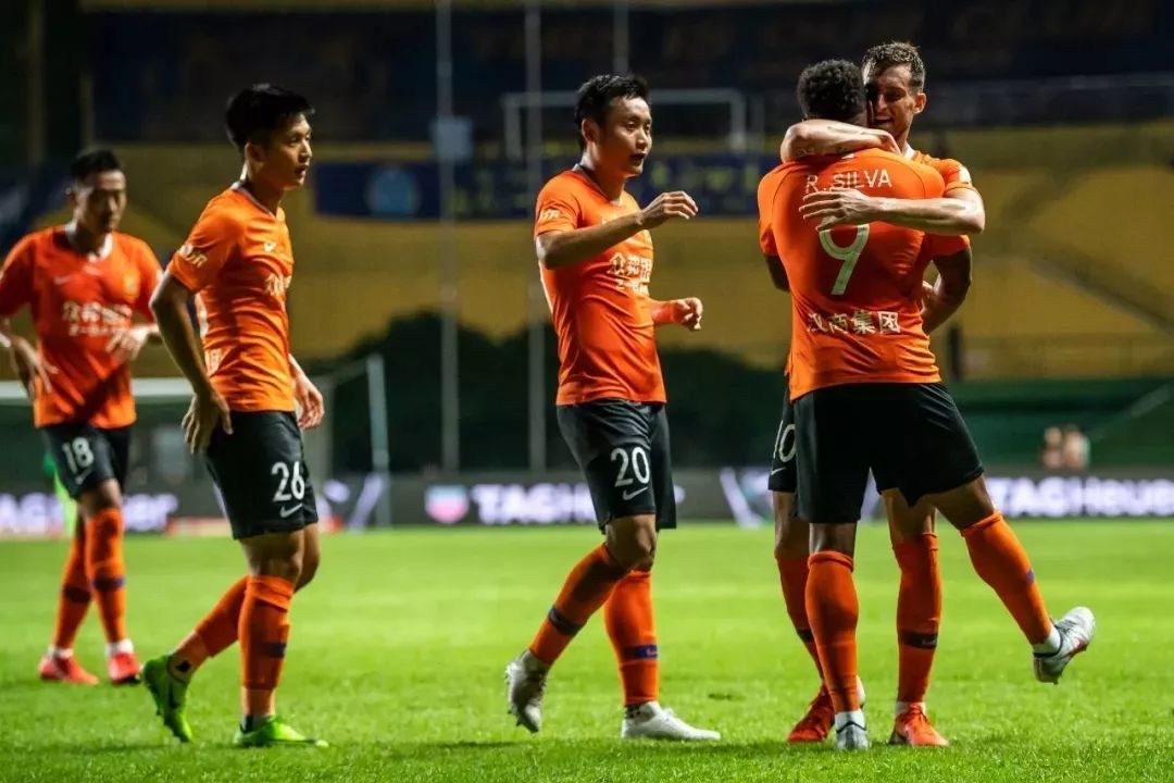 包含武汉卓尔惊险战平广州富力，双方手足搏杀！的词条